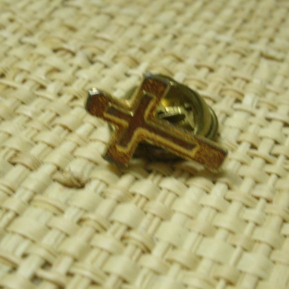 Vintage Gold Metal Cross Tie Tack or Lapel Pin - Picture 7 of 10